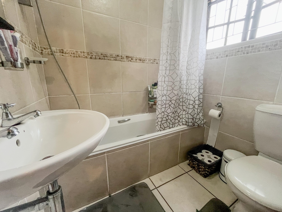 To Let 1 Bedroom Property for Rent in Pinelands Western Cape